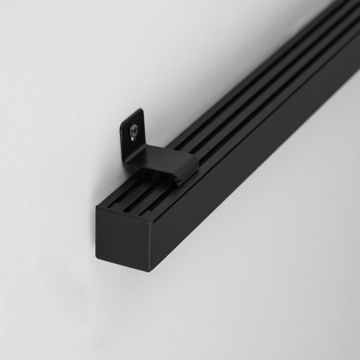 KLUŚ Befestigungsclip GIP-STN-90G, schwarz, rostfreier Stahl – Detail-/Anwendungsbild