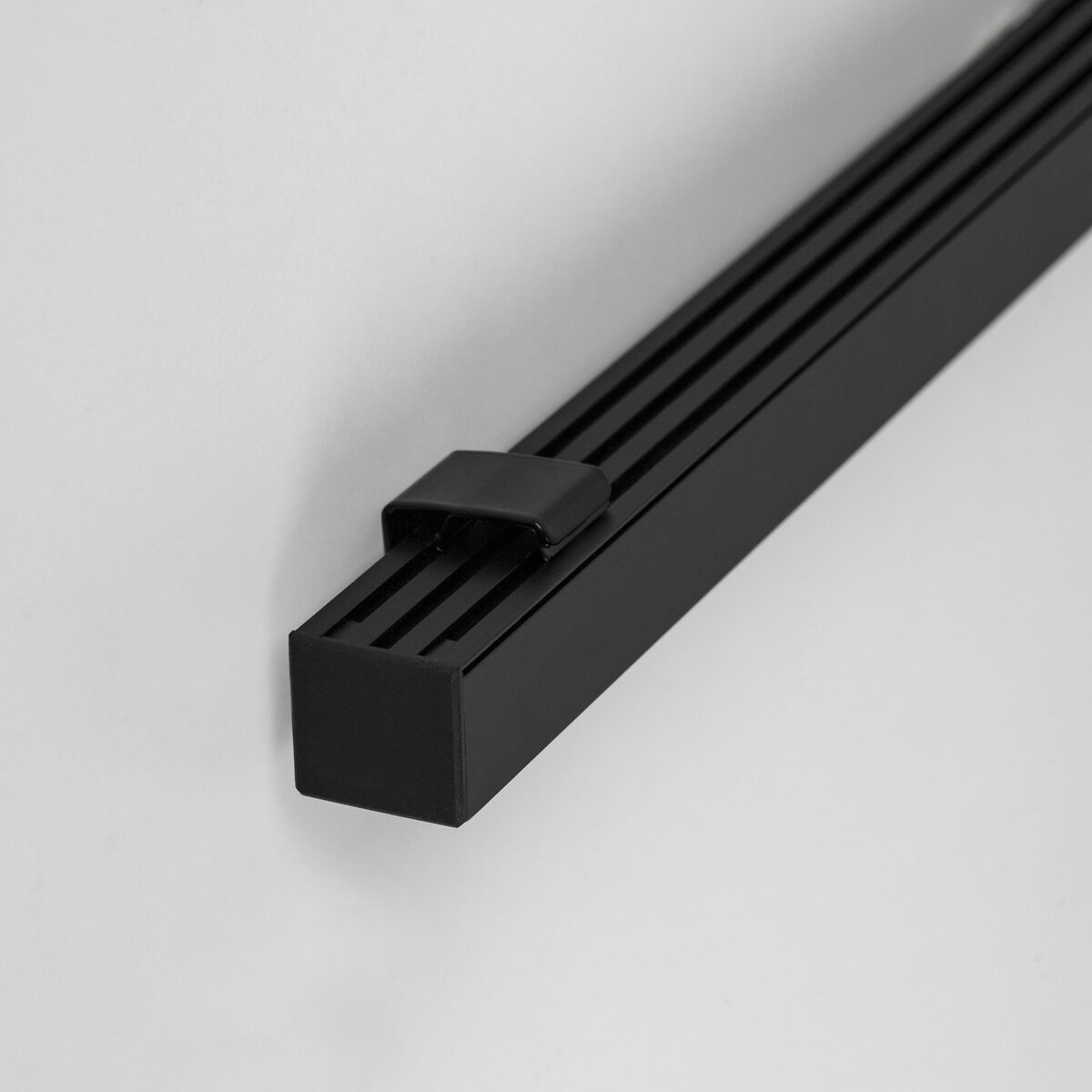 KLUŚ Befestigungsclip GIP-STN-90D, schwarz, rostfreier Stahl – Detail-/Anwendungsbild