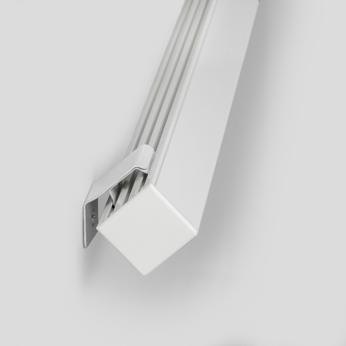 KLUŚ Befestigungsclip GIP-STN-45D, weiß, rostfreier Stahl – Detail-/Anwendungsbild