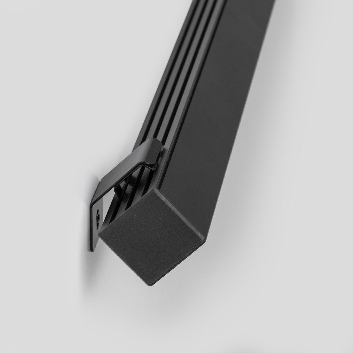KLUŚ Befestigungsclip GIP-STN-45D, schwarz, rostfreier Stahl – Detail-/Anwendungsbild